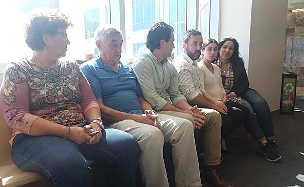 Paula Ibar, su marido Cándido, sus hijos Marck y Micahel, Samantha, mujer de Michael, y Tanya Ibar.