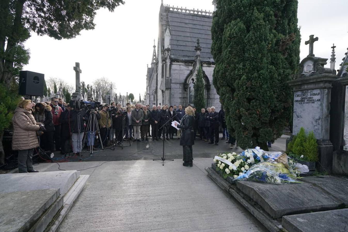 Ofrenda floral a Gregorio Ordóñez en el cementerio de Polloe cuando se cumplen 24 años de su asesinato a manos de ETA. 