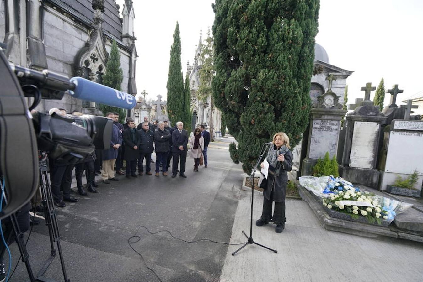 Ofrenda floral a Gregorio Ordóñez en el cementerio de Polloe cuando se cumplen 24 años de su asesinato a manos de ETA. 