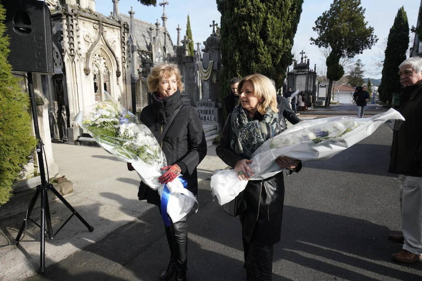 Ofrenda floral a Gregorio Ordóñez en el cementerio de Polloe cuando se cumplen 24 años de su asesinato a manos de ETA. 