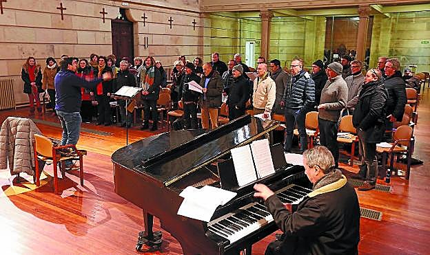 Primeros ensayos del coro en la producción de 'La flauta mágica', en la iglesia de Zorroaga, el pasado fin de semana.