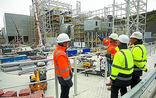 El director de GHK, César Gimeno, y el presidente, José Ignacio Asensio, en las obras de Zubieta. 