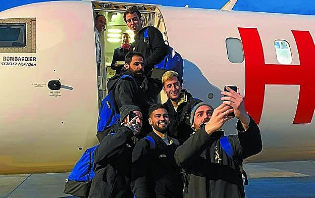 Leo, Rangel, Serrano, Xoan, De la Salud y Kauldi, ayer, a punto de subir al avión.