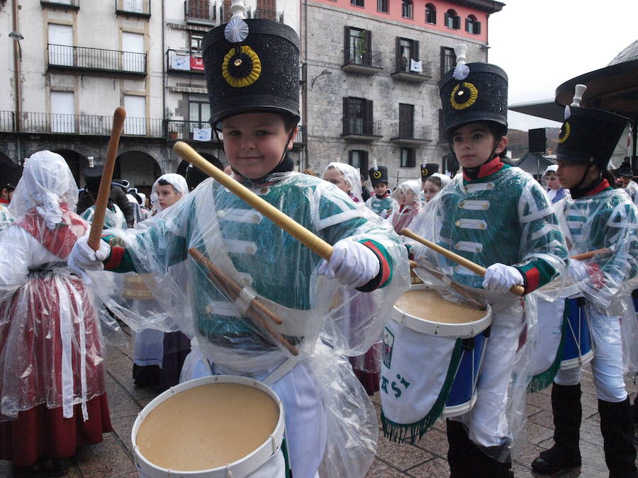 La lluvia deslució la Tamborrada Infantil de Azpeitia este día de San Sebastián.