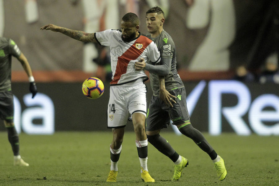 Partido muy disputado en Vallecas de la Real Sociedad