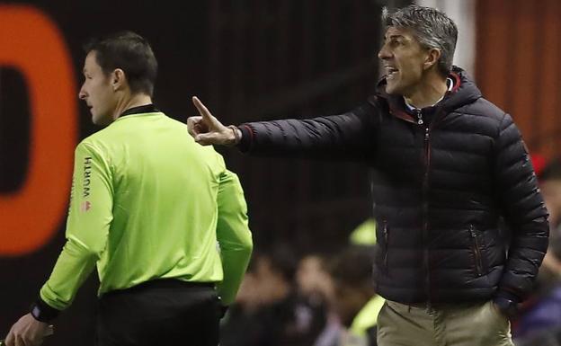 Imanol da instrucciones a sus jugadores durante el Rayo - Real Sociedad. 