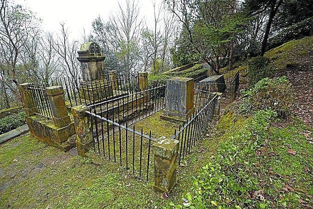 El Cementerio de los Ingleses acoge, entre otras, las tumbas de los británicos William Tupper y Oliver de Lancey. 