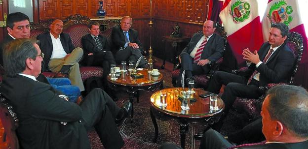 En Lima. Andoni Ortuzar, junto al presidente del Congreso peruano, Daniel Salaverry, a su derecha, departió sobre descentralización.