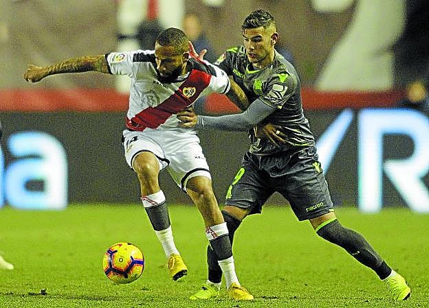 Theo, que volvió a ser titular en el día de ayer, intenta frenar al jugador del Rayo Bebé. 