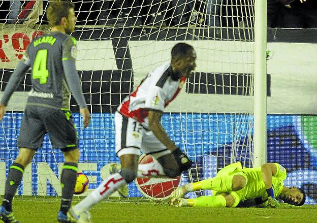 Illarramendi, Imbula y Rulli durante un lance del partido de ayer en el Estadio de Vallecas. 