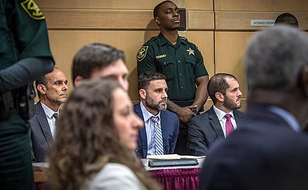 Pablo Ibar rodeado de sus abogados durante la sesión en la que se leyó la sentencia. 