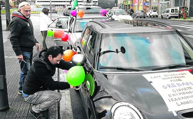 Los sindicatos organizaron ayer una caravana de coches dentro de sus actos de protesta.