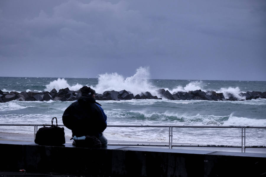 Donostia y Zarautz han tomado medidas este martes ante el aviso amarillo por olas en la costa. El Paseo Nuevo de San Sebastián ha quedado cerrado y en el Malecón zarauztarra los comerciantes han comenzado a 'blindar' sus establecimientos.