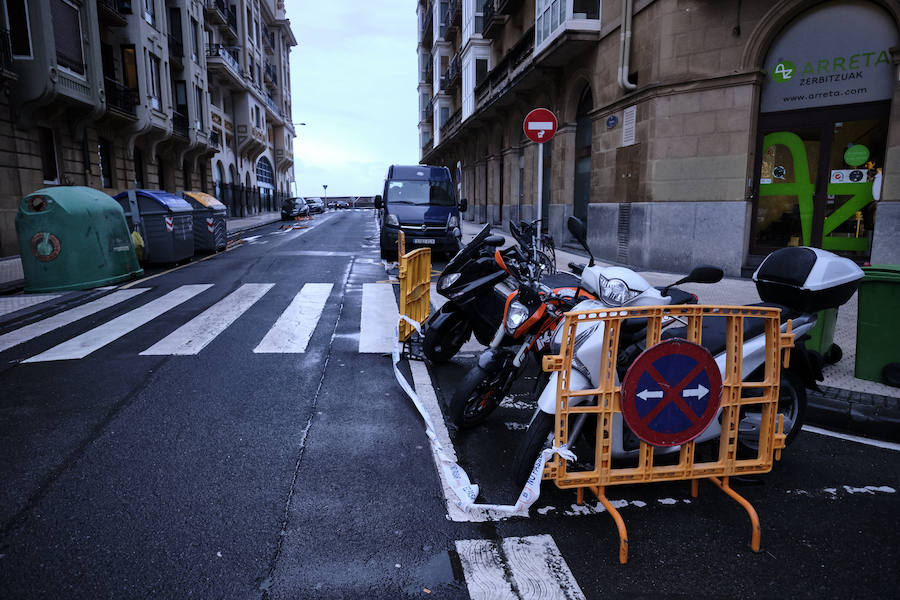 Donostia y Zarautz han tomado medidas este martes ante el aviso amarillo por olas en la costa. El Paseo Nuevo de San Sebastián ha quedado cerrado y en el Malecón zarauztarra los comerciantes han comenzado a 'blindar' sus establecimientos.
