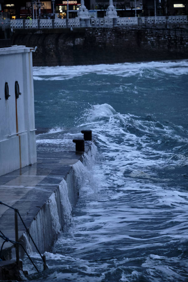 Donostia y Zarautz han tomado medidas este martes ante el aviso amarillo por olas en la costa. El Paseo Nuevo de San Sebastián ha quedado cerrado y en el Malecón zarauztarra los comerciantes han comenzado a 'blindar' sus establecimientos.