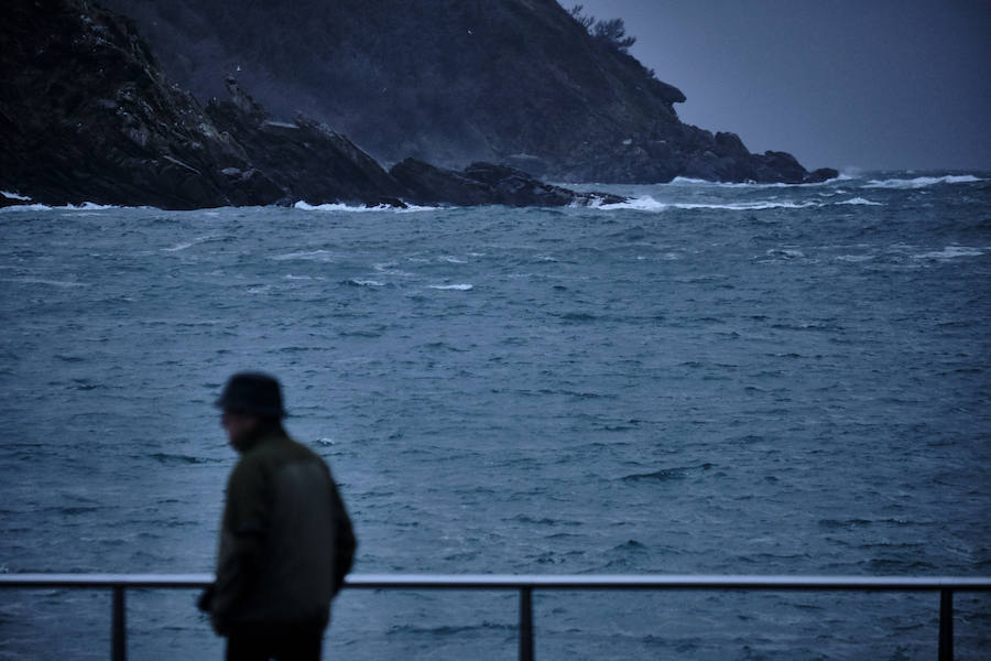 Donostia y Zarautz han tomado medidas este martes ante el aviso amarillo por olas en la costa. El Paseo Nuevo de San Sebastián ha quedado cerrado y en el Malecón zarauztarra los comerciantes han comenzado a 'blindar' sus establecimientos.