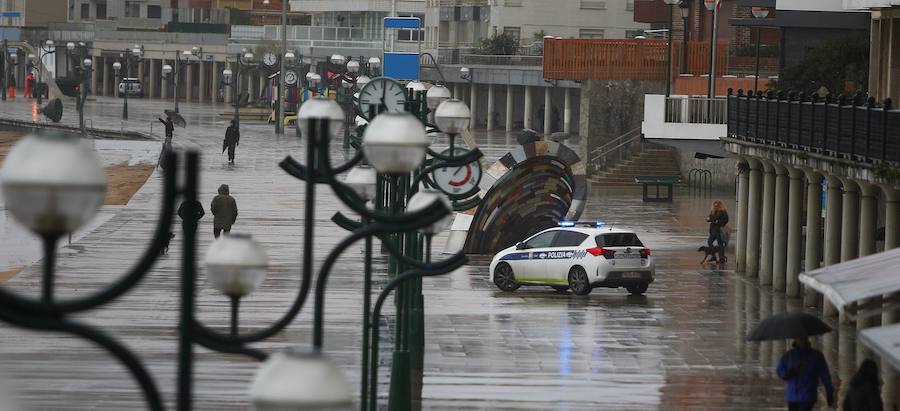 Donostia y Zarautz han tomado medidas este martes ante el aviso amarillo por olas en la costa. El Paseo Nuevo de San Sebastián ha quedado cerrado y en el Malecón zarauztarra los comerciantes han comenzado a 'blindar' sus establecimientos.