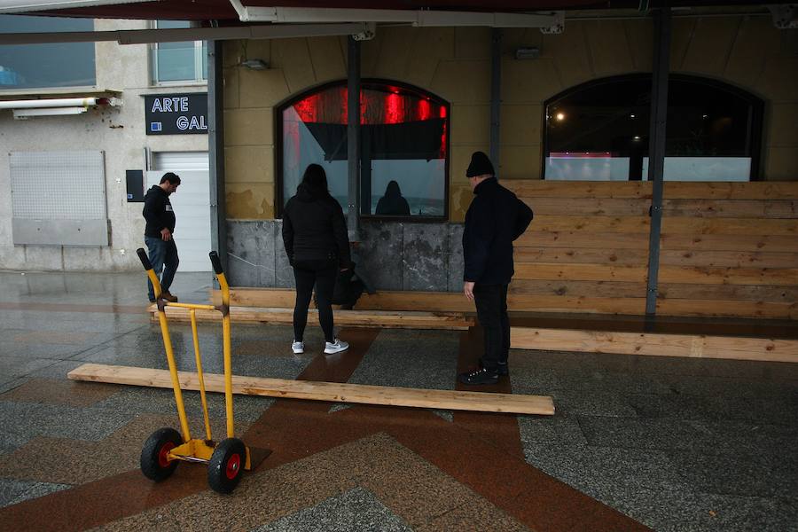 Donostia y Zarautz han tomado medidas este martes ante el aviso amarillo por olas en la costa. El Paseo Nuevo de San Sebastián ha quedado cerrado y en el Malecón zarauztarra los comerciantes han comenzado a 'blindar' sus establecimientos.