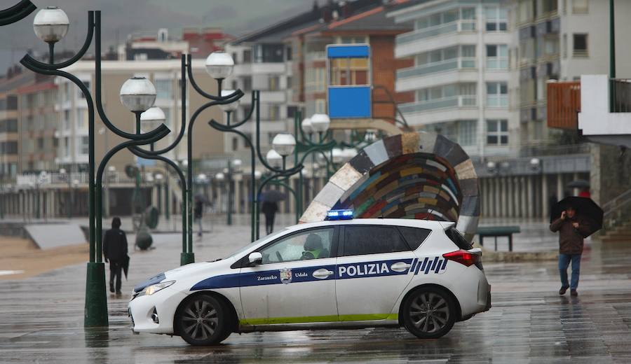 Donostia y Zarautz han tomado medidas este martes ante el aviso amarillo por olas en la costa. El Paseo Nuevo de San Sebastián ha quedado cerrado y en el Malecón zarauztarra los comerciantes han comenzado a 'blindar' sus establecimientos.