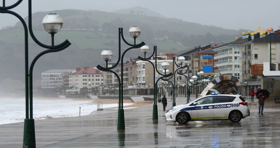 Donostia y Zarautz han tomado medidas este martes ante el aviso amarillo por olas en la costa. El Paseo Nuevo de San Sebastián ha quedado cerrado y en el Malecón zarauztarra los comerciantes han comenzado a 'blindar' sus establecimientos.