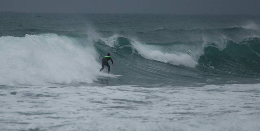 Donostia y Zarautz han tomado medidas este martes ante el aviso amarillo por olas en la costa. El Paseo Nuevo de San Sebastián ha quedado cerrado y en el Malecón zarauztarra los comerciantes han comenzado a 'blindar' sus establecimientos.
