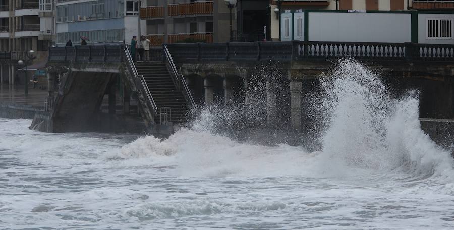 Donostia y Zarautz han tomado medidas este martes ante el aviso amarillo por olas en la costa. El Paseo Nuevo de San Sebastián ha quedado cerrado y en el Malecón zarauztarra los comerciantes han comenzado a 'blindar' sus establecimientos.