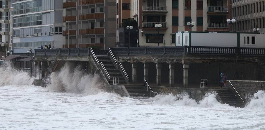 Donostia y Zarautz han tomado medidas este martes ante el aviso amarillo por olas en la costa. El Paseo Nuevo de San Sebastián ha quedado cerrado y en el Malecón zarauztarra los comerciantes han comenzado a 'blindar' sus establecimientos.