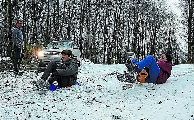 Unos turistas valencianos disfrutaron ayer de los primeros copos en el puerto de Gorriti.