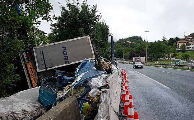 El camión que conducía el 'kamikaze', volcado en la N-1 en Villabona