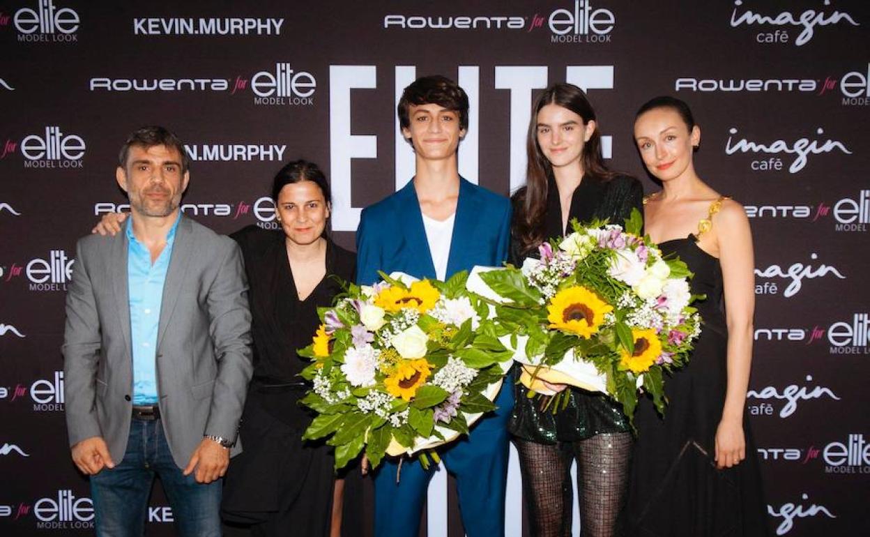 Erin Boyle, ganadora de Elite Model Look España 2018, acompañado por el ganador masculino Pablo Schrijner de Barcelona, el jurado compuesto por Gael Marie, director de Elite España, Ildara Cuiñas, estilista de moda, y Jennifer May Cope, de Elite Model Look Internacional.