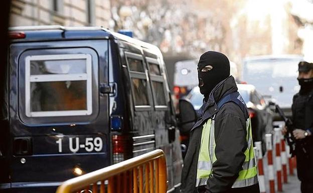 Agentes custodian el traslado de yihadistas a la Audiencia Nacional. 