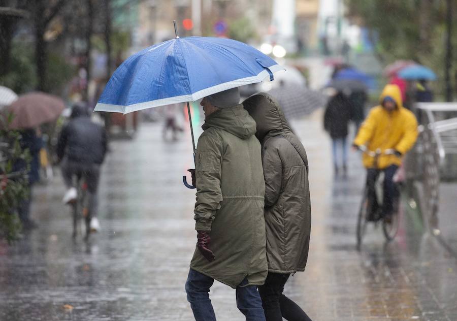 La nieve ha llegado a los montes de Gipuzkoa y ya complica la circulación en varios puntos del territorio, como en Pagozelai. Los camiones con sal ya están operativos. También ha hecho presencia en las campas de Urbia. La lluvia ha sido la protagonista, asimismo, del mal tiempo este martes.