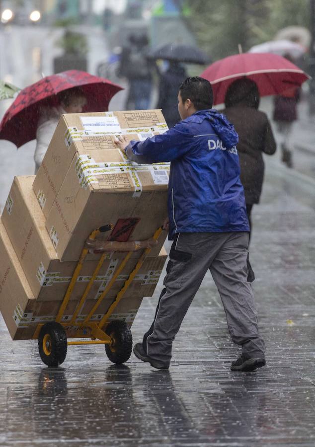 La nieve ha llegado a los montes de Gipuzkoa y ya complica la circulación en varios puntos del territorio, como en Pagozelai. Los camiones con sal ya están operativos. También ha hecho presencia en las campas de Urbia. La lluvia ha sido la protagonista, asimismo, del mal tiempo este martes.