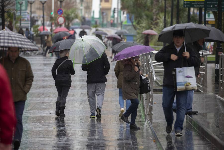La nieve ha llegado a los montes de Gipuzkoa y ya complica la circulación en varios puntos del territorio, como en Pagozelai. Los camiones con sal ya están operativos. También ha hecho presencia en las campas de Urbia. La lluvia ha sido la protagonista, asimismo, del mal tiempo este martes.