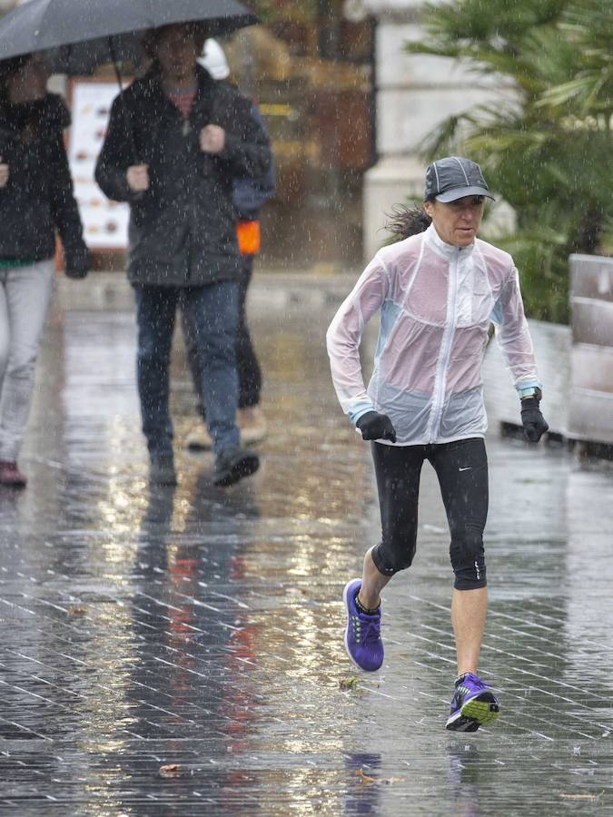 La nieve ha llegado a los montes de Gipuzkoa y ya complica la circulación en varios puntos del territorio, como en Pagozelai. Los camiones con sal ya están operativos. También ha hecho presencia en las campas de Urbia. La lluvia ha sido la protagonista, asimismo, del mal tiempo este martes.