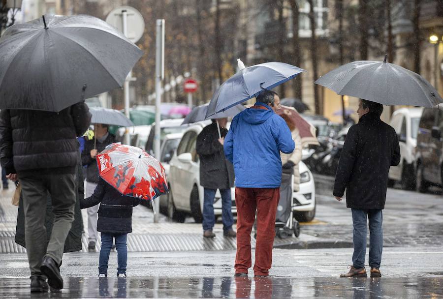 La nieve ha llegado a los montes de Gipuzkoa y ya complica la circulación en varios puntos del territorio, como en Pagozelai. Los camiones con sal ya están operativos. También ha hecho presencia en las campas de Urbia. La lluvia ha sido la protagonista, asimismo, del mal tiempo este martes.