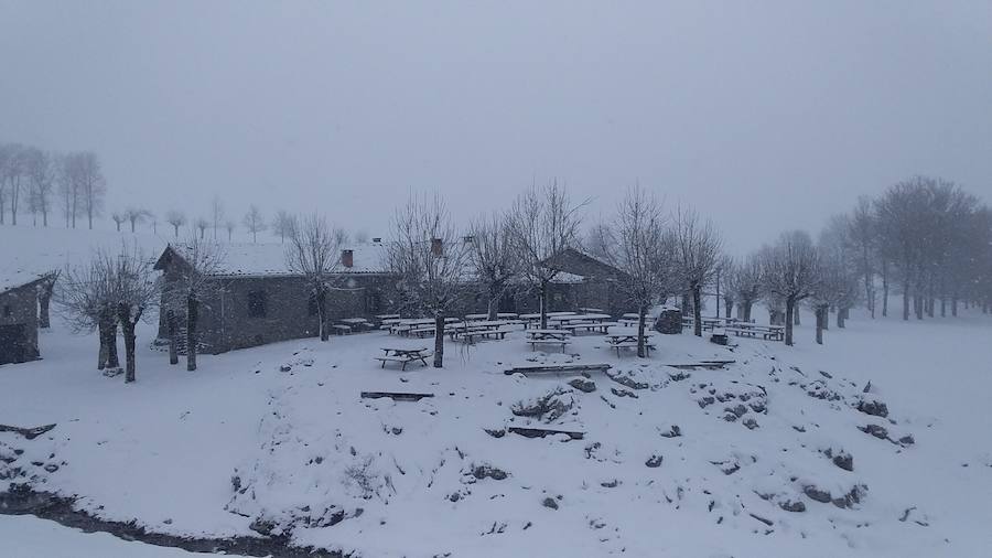 La nieve ha llegado a los montes de Gipuzkoa y ya complica la circulación en varios puntos del territorio, como en Pagozelai. Los camiones con sal ya están operativos. También ha hecho presencia en las campas de Urbia. La lluvia ha sido la protagonista, asimismo, del mal tiempo este martes.