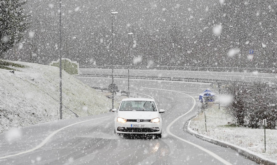 La nieve ha llegado a los montes de Gipuzkoa y ya complica la circulación en varios puntos del territorio, como en Pagozelai. Los camiones con sal ya están operativos. También ha hecho presencia en las campas de Urbia. La lluvia ha sido la protagonista, asimismo, del mal tiempo este martes.