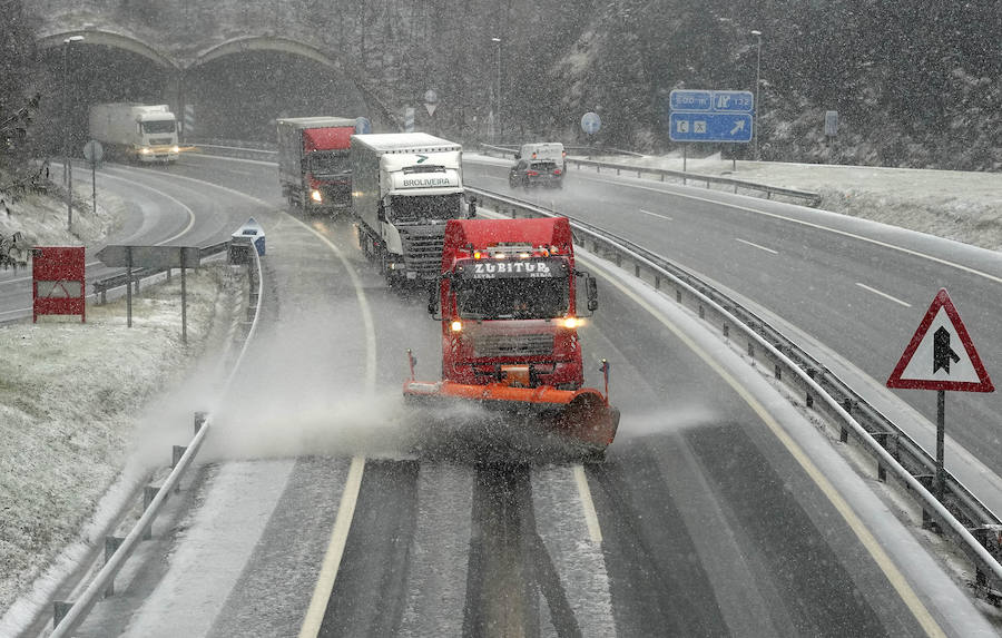 La nieve ha llegado a los montes de Gipuzkoa y ya complica la circulación en varios puntos del territorio, como en Pagozelai. Los camiones con sal ya están operativos. También ha hecho presencia en las campas de Urbia. La lluvia ha sido la protagonista, asimismo, del mal tiempo este martes.
