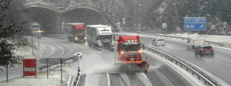 La nieve ha llegado a los montes de Gipuzkoa y ya complica la circulación en varios puntos del territorio, como en Pagozelai. Los camiones con sal ya están operativos. También ha hecho presencia en las campas de Urbia. La lluvia ha sido la protagonista, asimismo, del mal tiempo este martes.