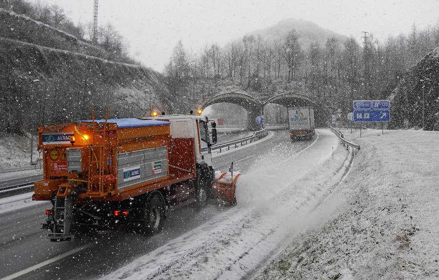 La nieve ha llegado a los montes de Gipuzkoa y ya complica la circulación en varios puntos del territorio, como en Pagozelai. Los camiones con sal ya están operativos. También ha hecho presencia en las campas de Urbia. La lluvia ha sido la protagonista, asimismo, del mal tiempo este martes.