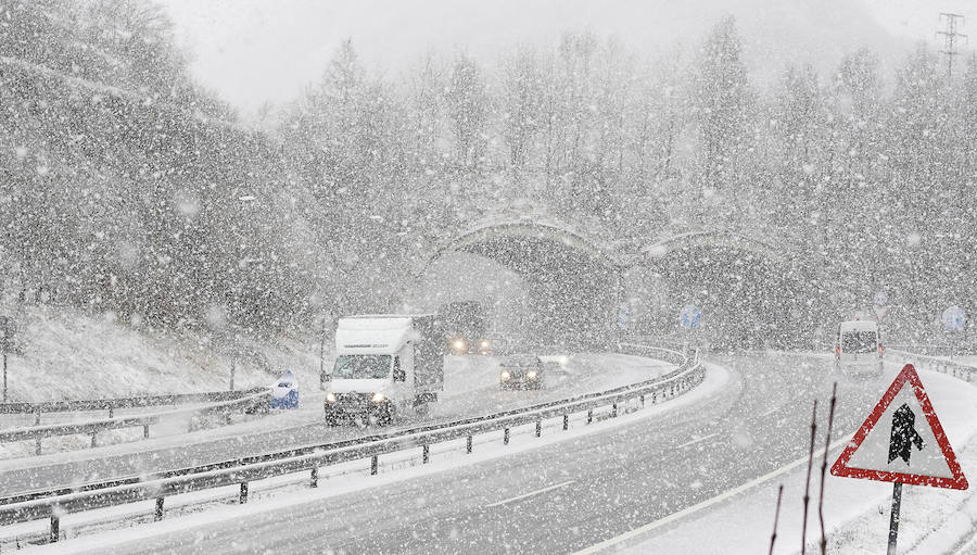La nieve ha llegado a los montes de Gipuzkoa y ya complica la circulación en varios puntos del territorio, como en Pagozelai. Los camiones con sal ya están operativos. También ha hecho presencia en las campas de Urbia. La lluvia ha sido la protagonista, asimismo, del mal tiempo este martes.