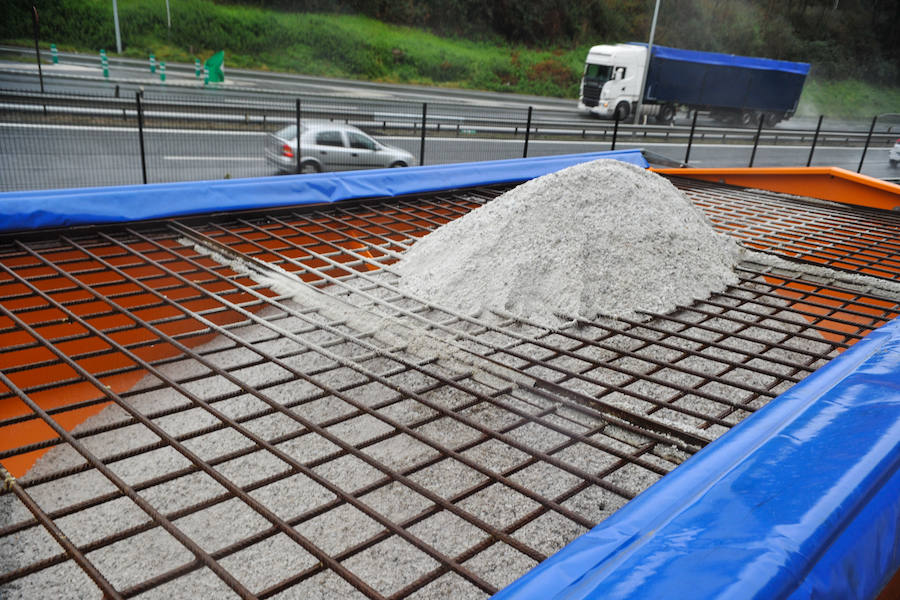 La nieve ha llegado a los montes de Gipuzkoa y ya complica la circulación en varios puntos del territorio, como en Pagozelai. Los camiones con sal ya están operativos. También ha hecho presencia en las campas de Urbia. La lluvia ha sido la protagonista, asimismo, del mal tiempo este martes.