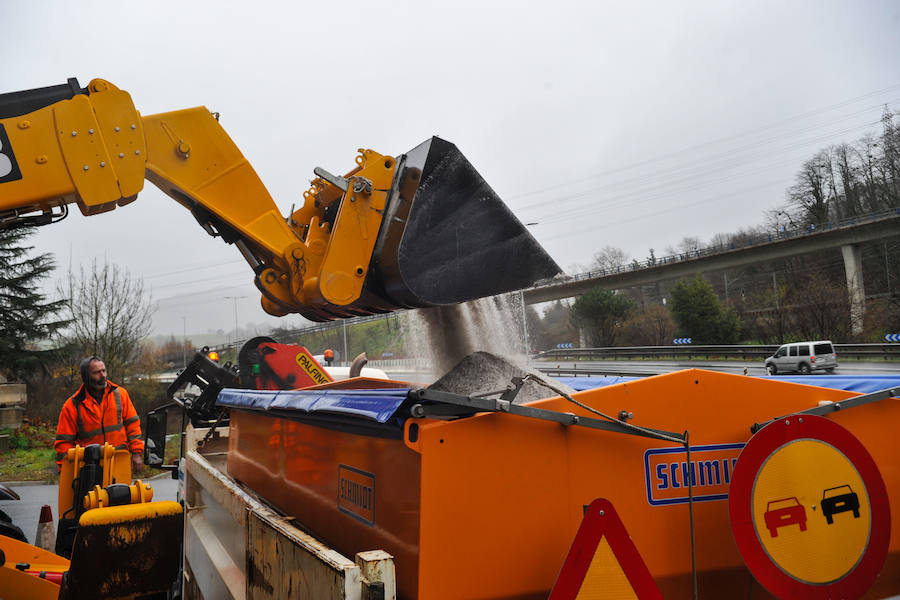La nieve ha llegado a los montes de Gipuzkoa y ya complica la circulación en varios puntos del territorio, como en Pagozelai. Los camiones con sal ya están operativos. También ha hecho presencia en las campas de Urbia. La lluvia ha sido la protagonista, asimismo, del mal tiempo este martes.