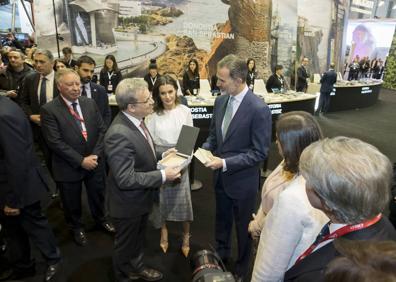 Imagen secundaria 1 - Los Reyes han visitado el stand de Euskadi en Fitur