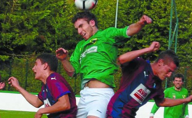 Iñigo Etxegarai marcó el tercer y definitivo gol local. 