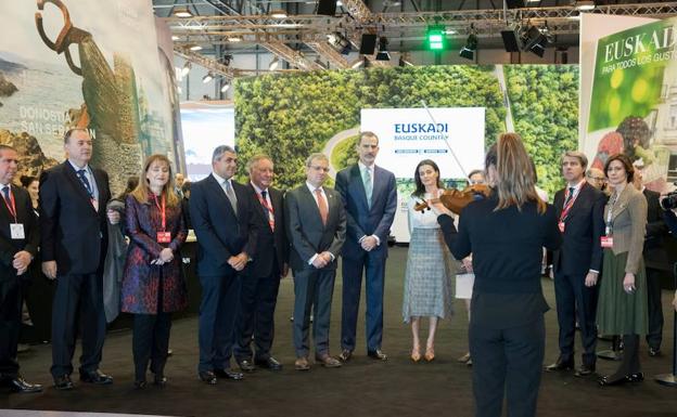 Los Reyes en el stand de Euskadi.