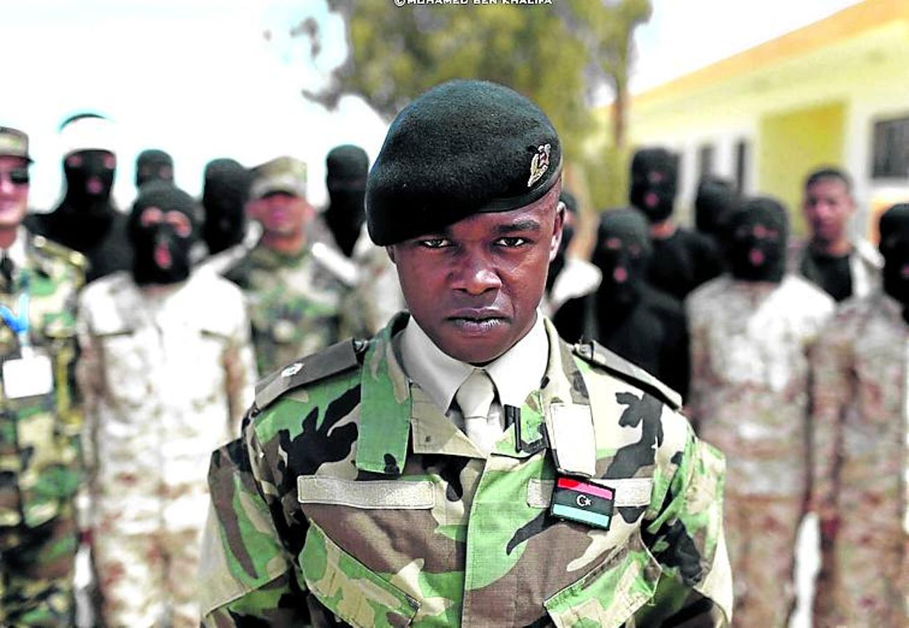 Un oficial que entrena a las fuerzas libias encargadas de las operaciones encubiertas forma al frente de sus hombres.