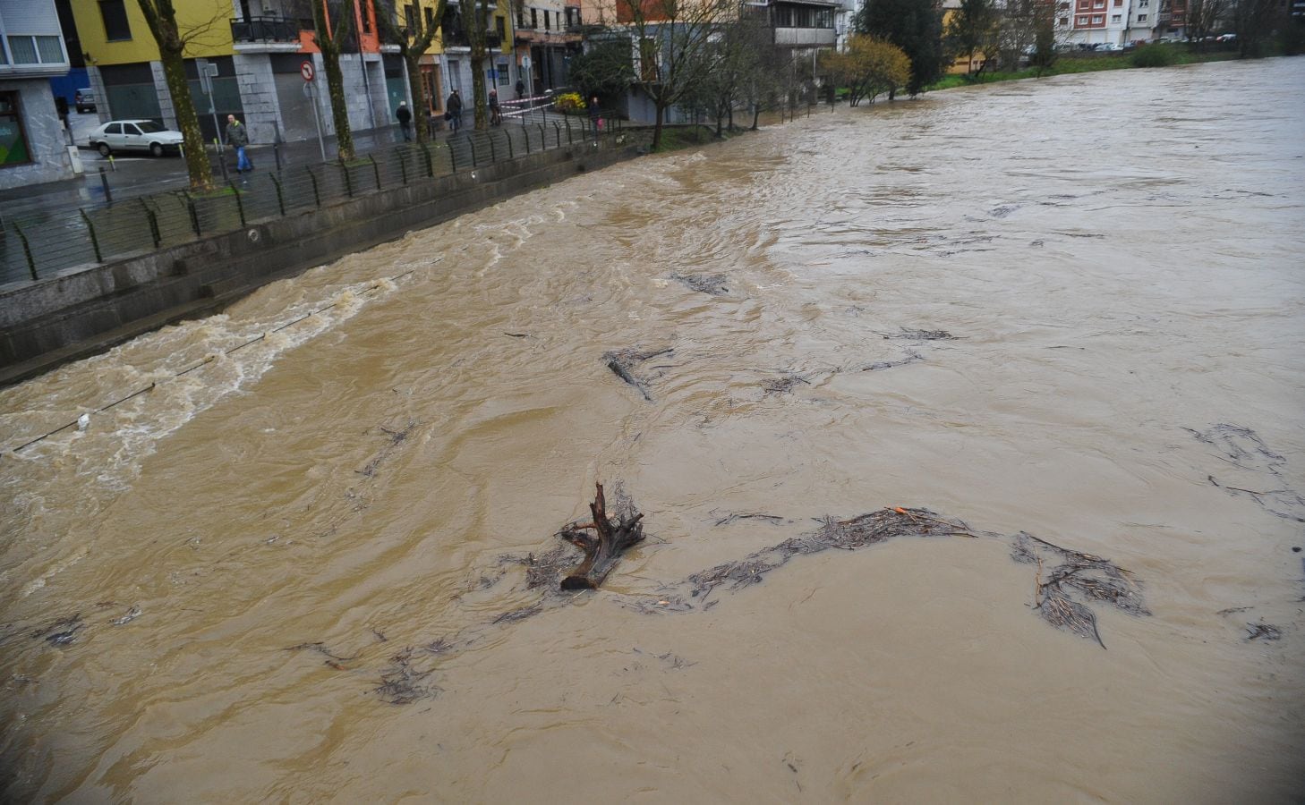 En Andoain el agua se ha salido de su cauce y ha provocado alguna pequeña inundación en el momento de la pleamar