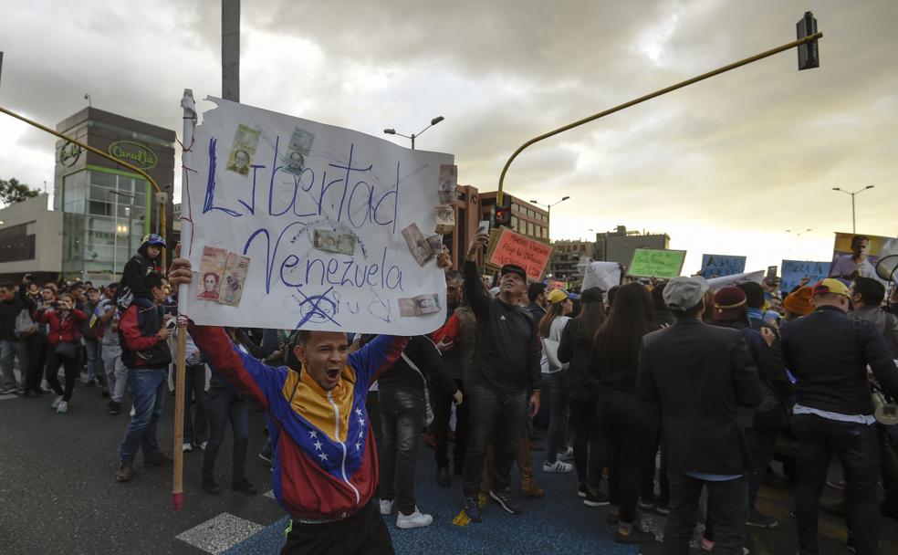 Opositores al régimen de Maduro en una protesta contra el gobierno en Caracas, Venezuela. 